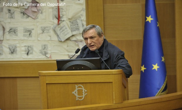 Il «silenzio e l'adesione acritica» stanno uccidendo l'umanità. Don Ciotti a